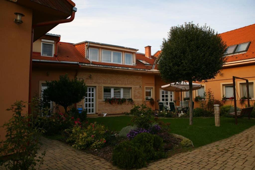 Teubel Apartman 2 Секешфегервар Екстер'єр фото